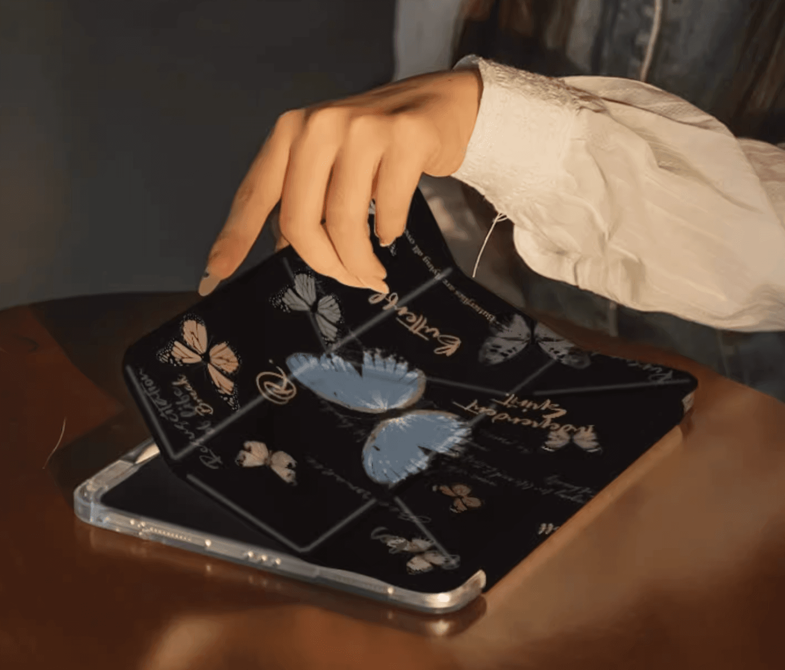 タブレットケース 蝶々舞う透明感あるタブレットケース iPad/iPad Air/iPad Pro/mini