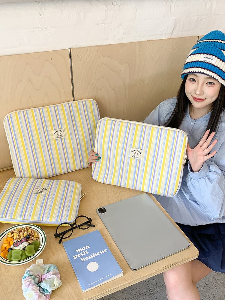 タブレットケース 縞模様の可愛らしい持ち手付きタブレットケース